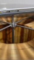 organisch Honig Frames Spinnen im das Zentrifuge Gerät. Besondere Gerät zum extrahieren Honig beim Biene Bauernhöfe beim arbeiten. Vertikale video