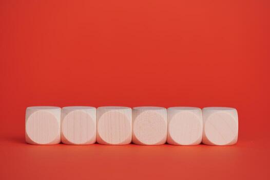 de madera bloques arreglado en naranja antecedentes con vacío espacio para texto foto