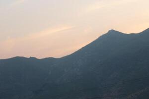 A plane flying over a mountain range photo