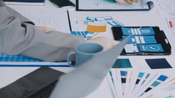 uma pessoa é trabalhando em uma computador portátil com uma tábua video