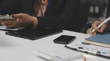 o negócio pessoas trabalhando às uma escrivaninha com uma calculadora e caneta video