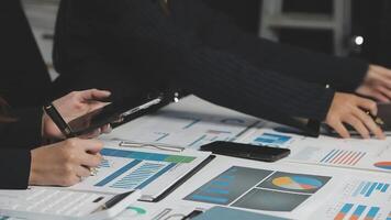 o negócio pessoas trabalhando em uma computador portátil e tábua video