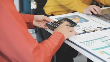 o negócio pessoas trabalhando em uma computador portátil e calculadora video