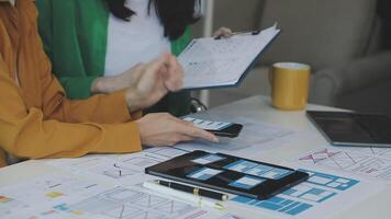 dois pessoas trabalhando em uma computador portátil e papel com uma prancheta video