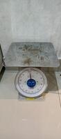 a scale that has a weight capacity of up to 100 kg photo