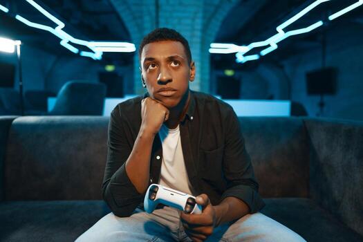 el jugador es esperando para el juego a comienzo en el consola. pausa en el juego. foto
