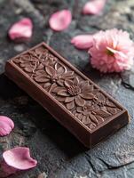 hecho a mano sakura sazonado chocolate bar con floral diseño desplegado en Roca superficie foto