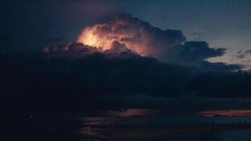 clignote de foudre dans une énorme nuage orageux cette couvertures le soir ciel. le moment de approche de une fort orage plus de le mer après le coucher du soleil. le Puissance de la nature et le éléments video