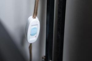 A white and blue button on a door handle photo