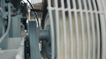 Operation of the internal combustion engine with active cooling by a large propeller. video