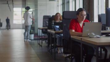 uma diverso grupo do o negócio colegas se empenhar dentro discussões sobre vários o negócio desafios, cercado de seus colegas de trabalho dentro uma moderno comece escritório, exibindo trabalho em equipe, inovação, e problema video