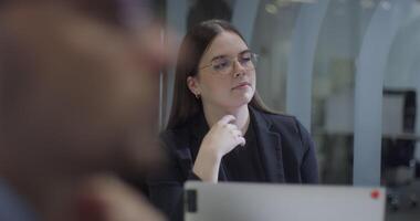 grupp av företag människor brainstorming tillsammans i en börja Plats, diskuterar företag projekt, investeringar, och lösning utmaningar. video