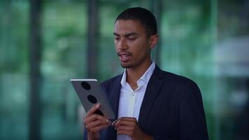 en person på en ring upp använder sig av en läsplatta, som visar intressera och uppmärksamhet i kommunikation video