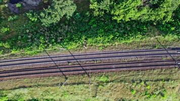 aéreo ver de vacío doble vía ferrocarril línea líder mediante pueblo video