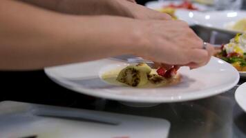 Cottage cheese pancakes with fruit and sauce video