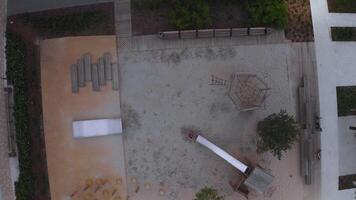 Person auf Spielplatz im Hof von modern Häuser. Lager Filmaufnahme. oben Aussicht von modern Spielplatz im Wohn Komplex. modern Landschaft von Wohn Bereich mit Spielplatz video