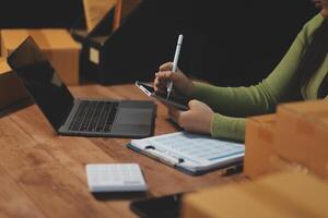 How to choose the right shipping company for your business photo
