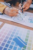 un persona es trabajando en un diseño proyecto con un bolígrafo y papel foto
