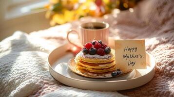 celebrando de la madre día con panqueques y café en un acogedor bandeja foto