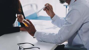 en läkare är talande till en patient video