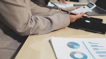 uma pessoa é usando uma calculadora e uma telefone video