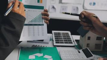 o negócio pessoas trabalhando em uma projeto com uma calculadora e papel video