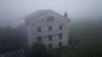 brouillard enveloppant un abandonné bâtiment crée un sinistre atmosphère, mettant en valeur plusieurs angles de pourriture et mystère video