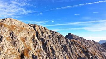 aéreo Visão do uma montanha pico dentro a outono cenário dentro a europeu Alpes, Áustria video