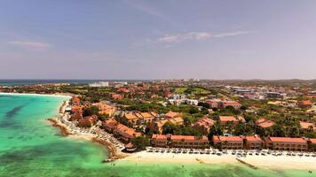 Antenne Aussicht von das wunderbar Strand auf das Karibik Insel von Aruba video