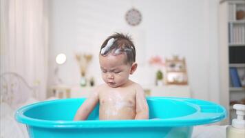 When mom gives the baby a bath, he enjoys it video