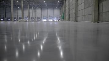Expansive and Spacious Industrial Warehouse Featuring a Floor with Polished Reflection. Clip video