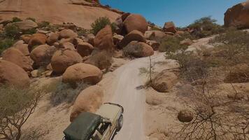 une voiture disques entre grand des pierres vue de le fpv drone video