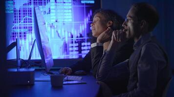 colegas trabalhando juntos enquanto analisando dados dentro uma moderno escritório configuração meio Ambiente video