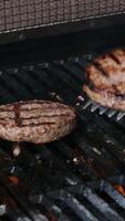 reclame stijl super langzaam beweging beeldmateriaal met een anoniem chef flippen hamburger vlees Aan een vlam grillen. dichtbij omhoog van een smakelijk rundvlees pasteitje is wezen gekookt in een restaurant video