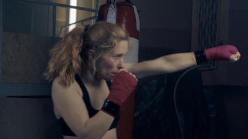Boxer üben Schläge mit Schatten im ein halbdunkel Zimmer, Schatten Boxen, schleppend Bewegung. zum Motivation, Erfolg video