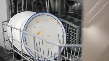 Tips for loading a dishwasher efficiently video