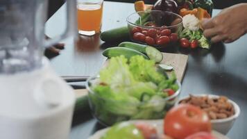 un mesa con un licuadora, vegetales y Fruta video