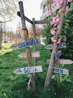 A sign with a blue arrow pointing to the right photo