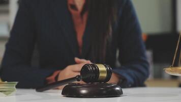 en domarens klubban sitter på en tabell med en stack av pengar video