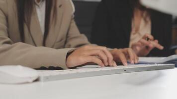 dois pessoas trabalhando em uma computador teclado video