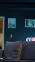 verticale confortable haute fin appartement illuminé avec néon lumières et une gros la télé, Accueil théâtre et installer pour une Jeune adulte. vide grenier décoré et équipé avec électronique, confortable espace. video