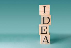 apilar de de madera bloques con el letras idea en parte superior foto