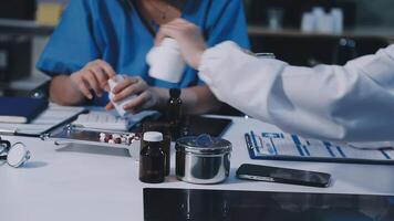 en läkare är ger medicin till annan person video