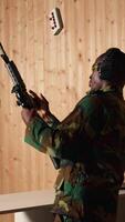 vertical equipo de Ejército soldados practicando con armas de fuego en disparo rango a incrementar disparo exactitud. militar unidades en disparo galería utilizando pistolas y rifles a contratar objetivos a extendido rango, cámara un video