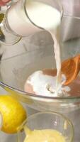 Stir, add live yeast to the milk, knead the dough for baking. video