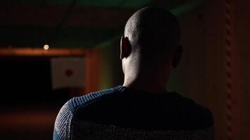 Schießen Galerie Kunde mit Pistole zu schlagen Papier Ziele mit Munition. schließen oben Schuss von Mann beim Fachmann Brennen Angebot Einrichtung Schießen Zielscheiben, genießen mit Waffen, Kamera ein video