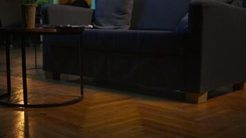 moderne haute fin studio appartement avec néon lumières et branché décorations, élégant confortable vivant espace avec une café table et intelligent la télé installer pour une Accueil théâtre. contemporain chambre. video