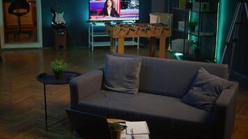acogedor moderno Departamento decorado con neón luces y un grande televisor, hogar teatro y preparar para un joven adulto. vacío desván estudio iluminado y equipado con electrónica, cómodo espacio. video