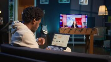 avlägsen arbetstagare revisor håller på med matematik beräkningar använder sig av finansiell grafer på bärbar dator, arbetssätt på Hem. själv sysselsatt kille i loft jämförande företag ekonomisk siffror på anteckningsbok. kamera b. video