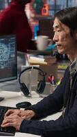 vertical cto Gerente dentro artificial inteligência focado comece bebendo café, ouvindo música e depuração formulários. ásia técnico colocando fones de ouvido sobre, fazendo código testando, Câmera uma video